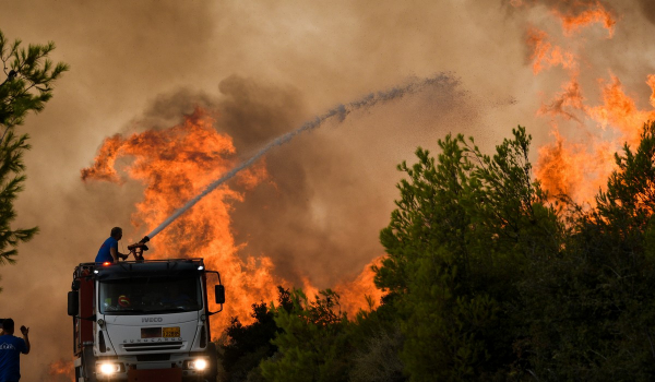 Φωτιές: Συναγερμός τις επόμενες ώρες καθώς θα ενταθούν οι κεραυνοί