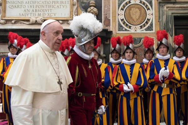 Kορονοϊός: Ανησυχία για τον Πάπα Φραγκίσκο - Κρούσματα σε μέλη της Ελβετικής Φρουράς