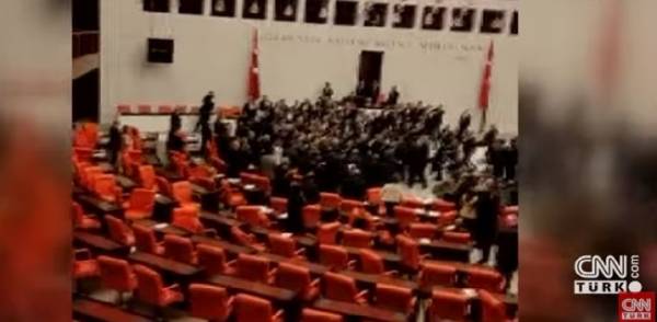 Άγριο ξύλο στην τουρκική Βουλή μετά από σχόλια για τον Ερντογάν (video)
