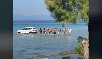 Αίγινα: Έκαναν ανθρώπινη αλυσίδα για να βγάλουν αυτοκίνητο από τη θάλασσα (Βίντεο)