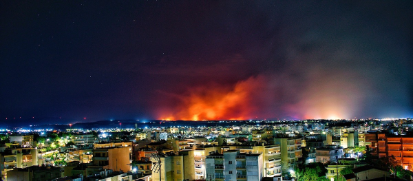 Ανεξέλεγκτη η φωτιά στην Αλεξανδρούπολη: Κάηκαν σπίτια σε Πεύκα και Αετοχώρι