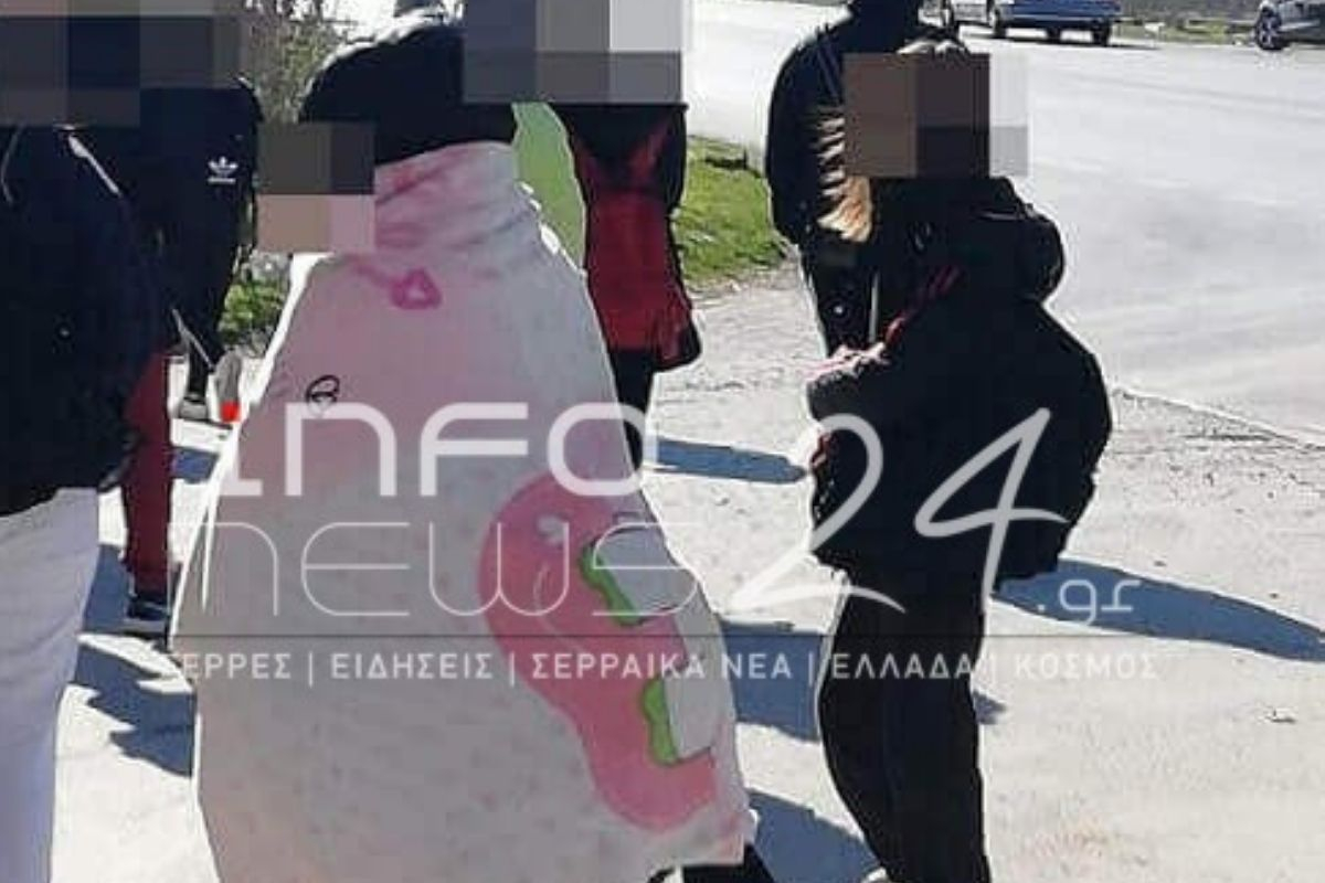 Σέρρες: Μαθητές πηγαίνουν με κουβέρτες στο σχολείο για να αντέξουν το κρύο (Φωτογραφίες/Βίντεο)