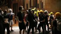 Χονγκ - Κονγκ: Διαδηλωτές εισέβαλαν στο Κοινοβούλιο (φωτογραφίες)