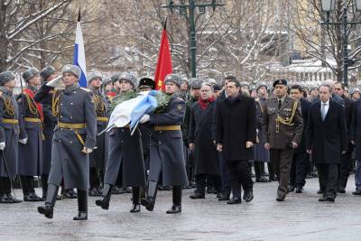 Ο Τσίπρας στην Μόσχα - Κατέθεσε στεφάνι στο Μνημείο του Αγνώστου Στρατιώτη