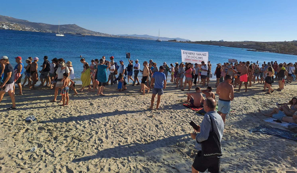 Πάρος: Νέα παρέμβαση κατοίκων για παράνομες ξαπλώστρες – «Ελεύθερες παραλίες για όλους μας»