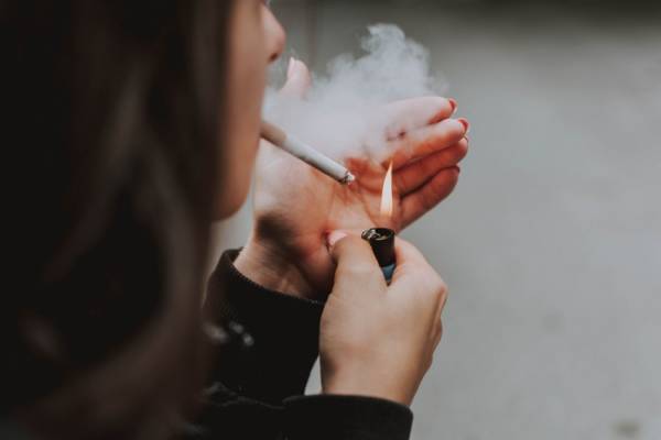 Κορονοϊός: Kινδυνεύουν περισσότερο oι καπνιστές; Διίστανται οι απόψεις