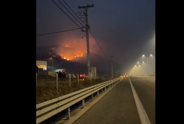 Η φωτιά στην εθνική οδό Αθηνών - Κορίνθου (Συγκλονιστικό βίντεο)