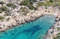 Η μυστηριώδης γαλάζια παραλία χωρίς όνομα 2 ώρες από την Αθήνα