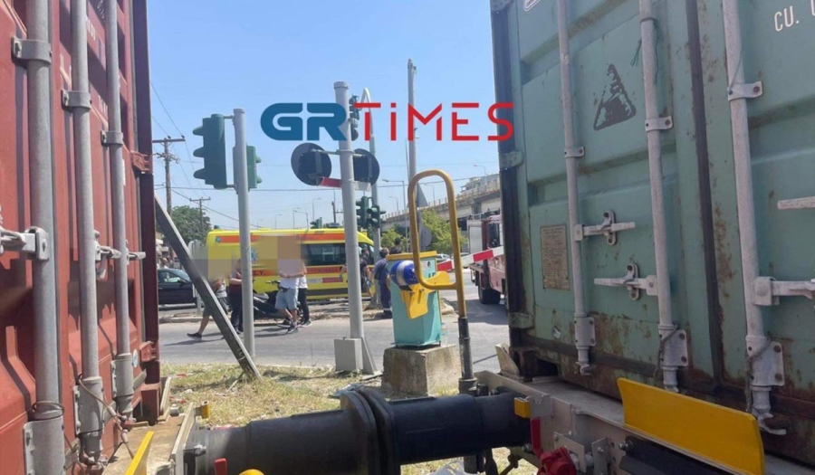 Θεσσαλονίκη: Μηχανή τρένου συγκρούστηκε με αυτοκίνητο – Στο νοσοκομείο ο οδηγός