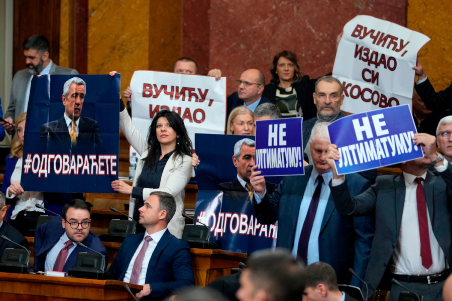 Χάος στην Σερβική Βουλή - Βουλευτές κινήθηκαν κατά του Βούτσιτς φωνάζοντας «προδοσία»