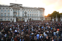 Βασίλισσα Ελισάβετ: LIVE εικόνα - Χιλιάδες πολίτες έξω από τα ανάκτορα του Μπάκιγχαμ