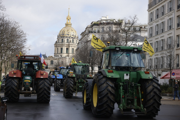 Δεν υποχωρούν οι αγρότες σε Παρίσι και Βρυξέλλες: Νέες κινητοποιήσεις - Κατεβάζουν ξανά τα τρακτέρ
