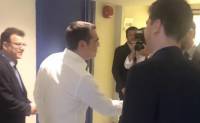 Η είσοδος του πρωθυπουργού στον ΣΚΑΪ: «Δεν περίμενες να με δεις από κοντά ε;» (video)
