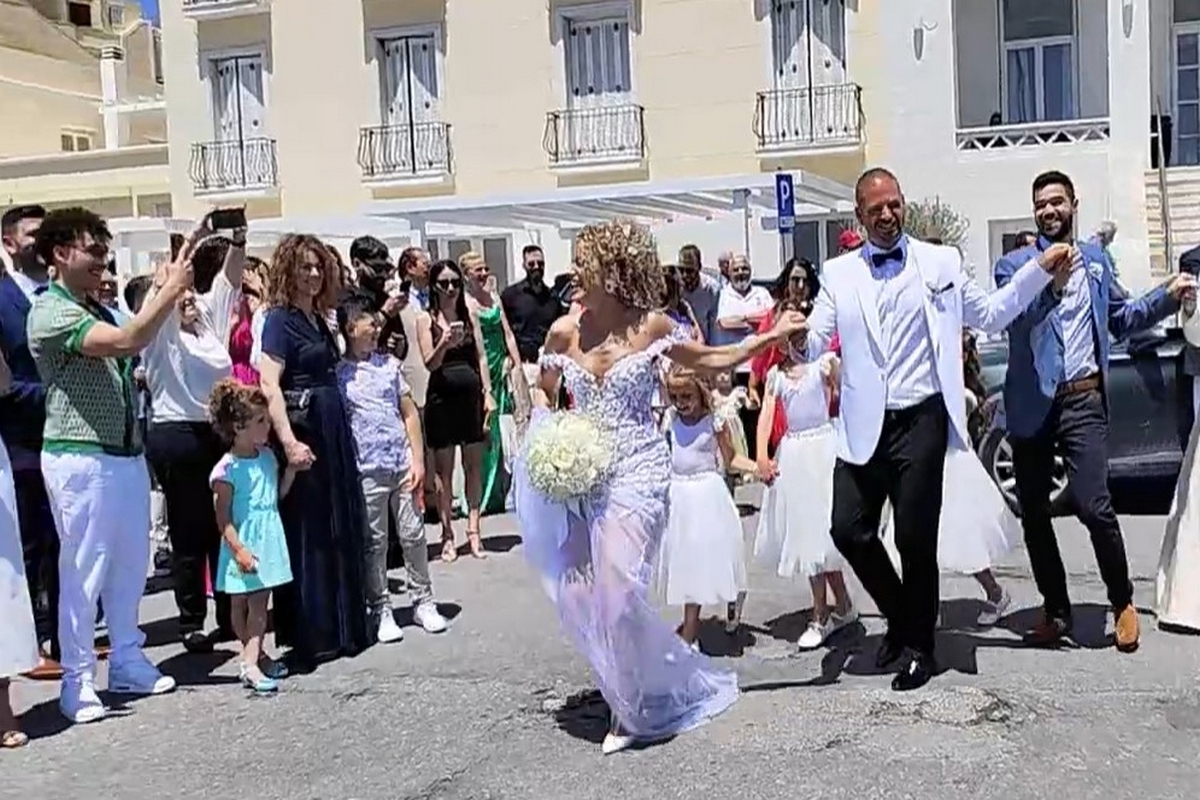 Σύρος: Γαμπρός πήγε τη νύφη στην εκκλησία με το ΚΤΕΛ