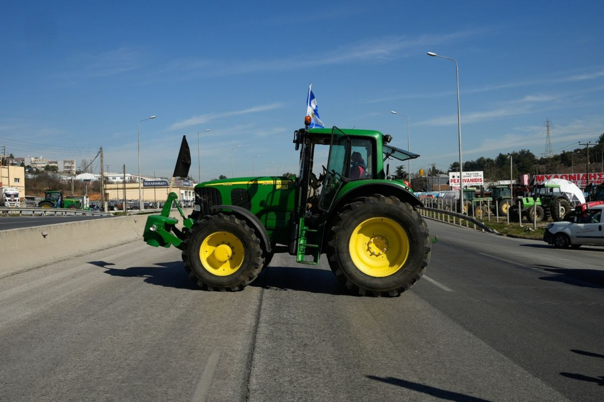 Οχυρώνουν τα μπλόκα και αποφασίζουν απόβαση με τρακτέρ στην Αθήνα: Κλείνουν δρόμους σήμερα