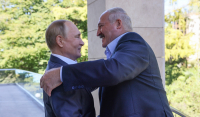 Ο Λουκασένκο έκανε δώρο ένα τρακτέρ στον Πούτιν για τα γενέθλιά του