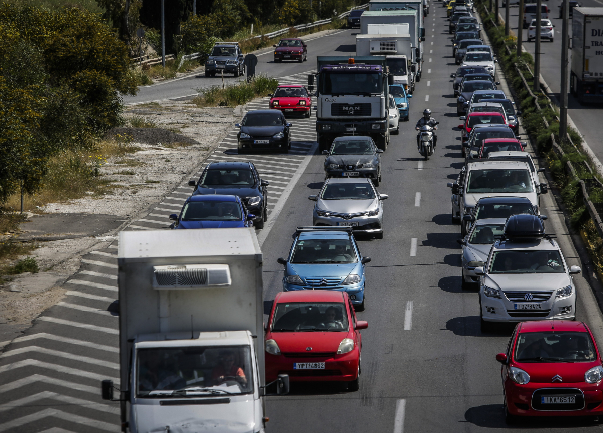 Κυκλοφοριακό χάος στην Αθηνών - Κορίνθου: Σύγκρουση τριών φορτηγών και ουρά χιλιομέτρων