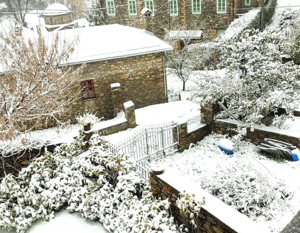 Έπεσαν τα πρώτα χιόνια – Εντυπωσιάζουν οι εικόνες από τη Φλώρινα