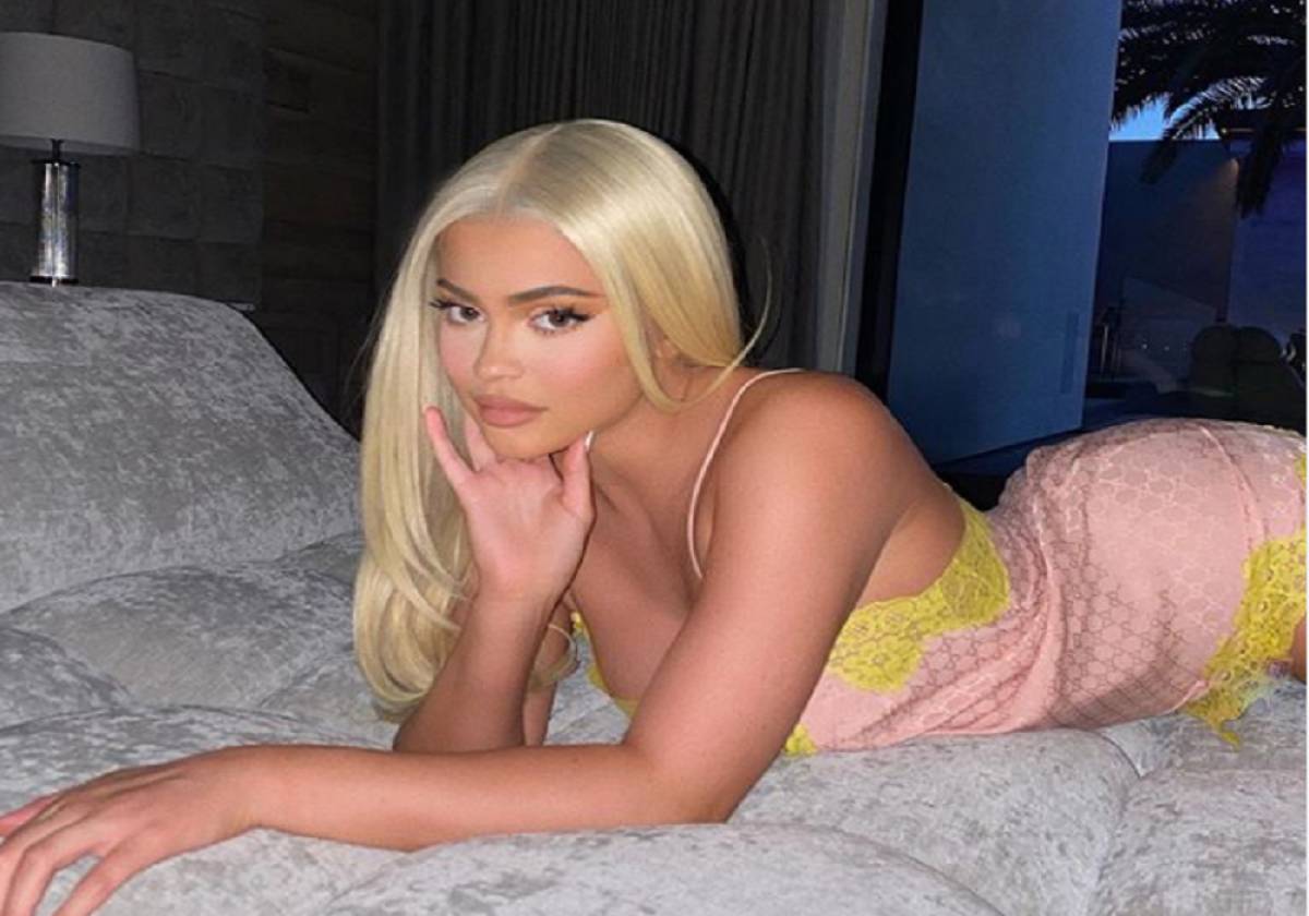 Η κατάξανθη Kylie Jenner ποζάρει στο Instagram με Gucci εσώρουχα