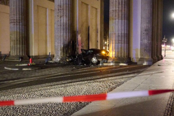 Γερμανία: Αυτοκίνητο έπεσε πάνω στην Πύλη του Βρανδεμβούργου