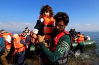 Guardian: Πάνω από 24.000 πρόσφυγες είναι παγιδευμένοι στα κέντρα φιλοξενίας του Αιγαίου