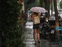 Κεραυνοί και βροχές στην Αθήνα - Πέφτει η θερμοκρασία, πού αλλού θα βρέξει