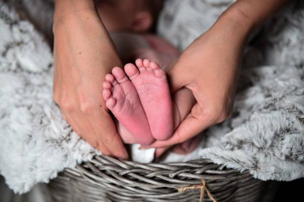 Γυναίκα με κορονοϊό γέννησε υγιέστατο κοριτσάκι