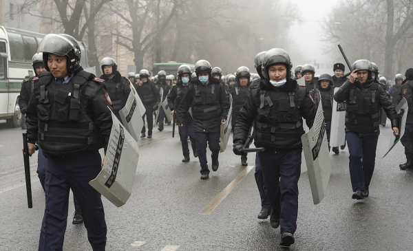 Καζακστάν: Παραστρατιωτικές δυνάμεις στέλνει ο Πούτιν ενώ οι συγκρούσεις συνεχίζονται (video)