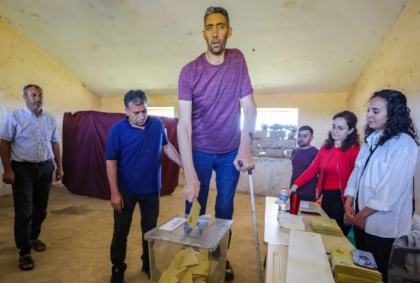 Εκλογές Τουρκία: Ο ψηλότερος άνθρωπος του κόσμου ψήφισε για το μέλλον της χώρας (Φωτογραφία)