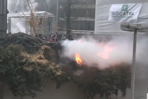 Σκηνικό έντασης στις Βρυξέλλες - Φωτιές, καμμένα λάστιχα και σανό στους Αστυνομικούς