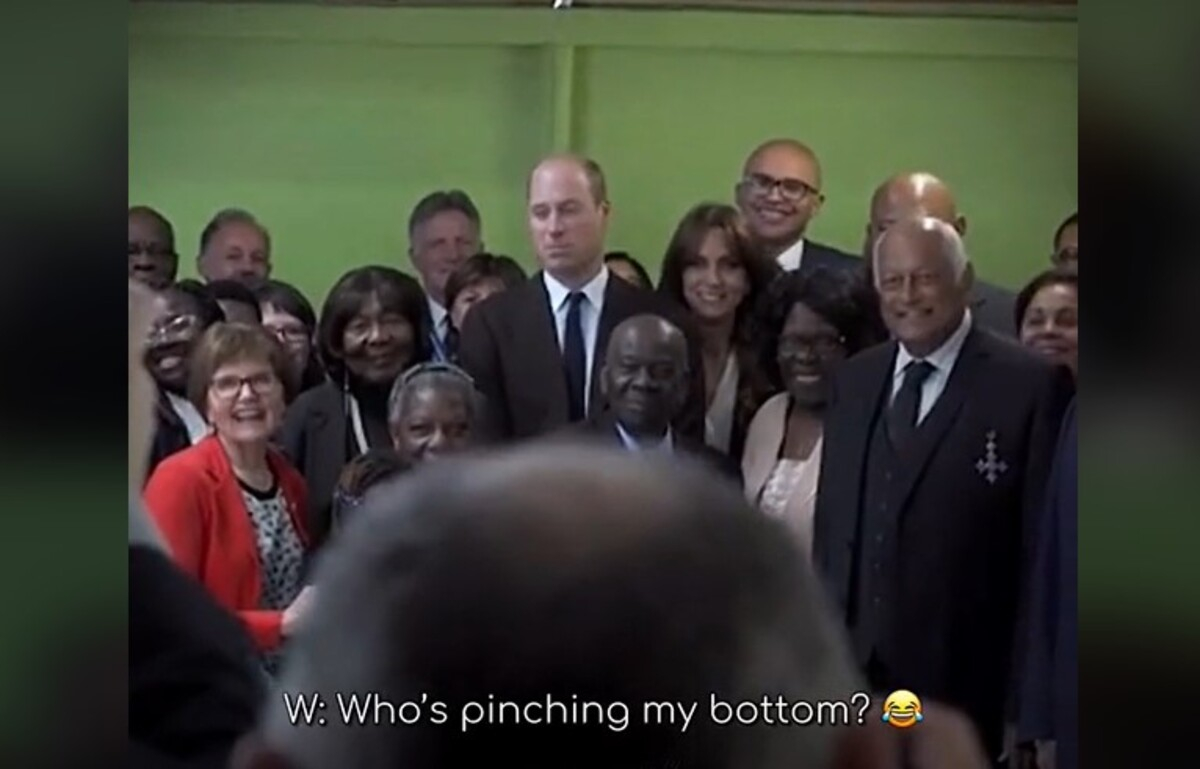 Ο πρίγκιπας Ουίλιαμ κάνει χαβαλέ σε ομαδική φωτογραφία: «Ποιος μου τσιμπάει τον πισινό;» (Βίντεο)