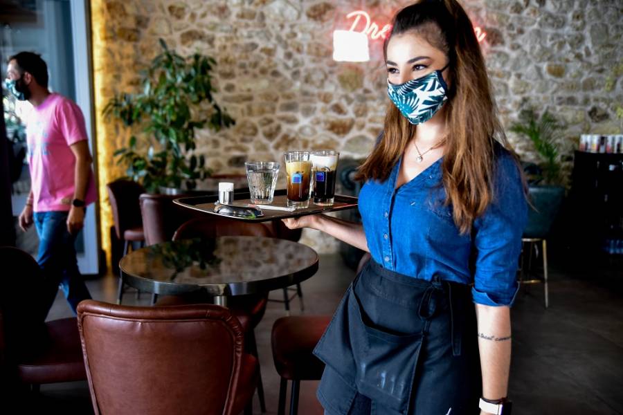 Μάσκα για εργαζόμενους και πελάτες: Πού είναι υποχρεωτική και πού με σύσταση