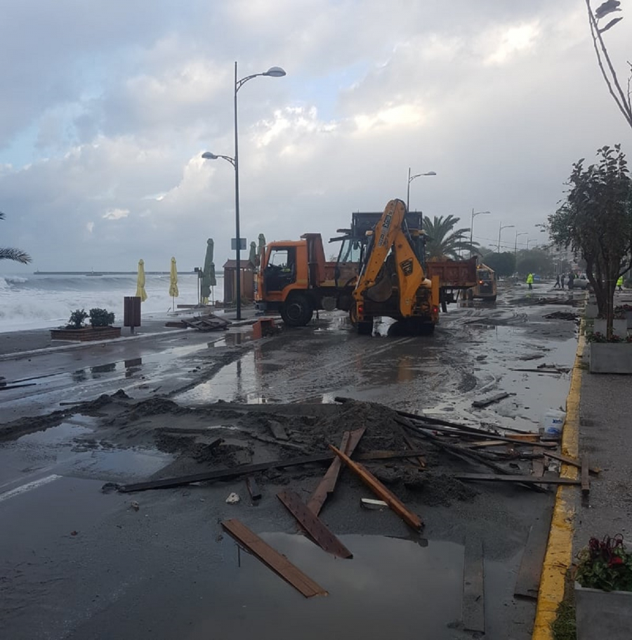 Κακοκαιρία - Βγήκε η θάλασσα στον δρόμο στην Καλαμάτα - Έκλεισε η παραλιακή οδός (φωτο)
