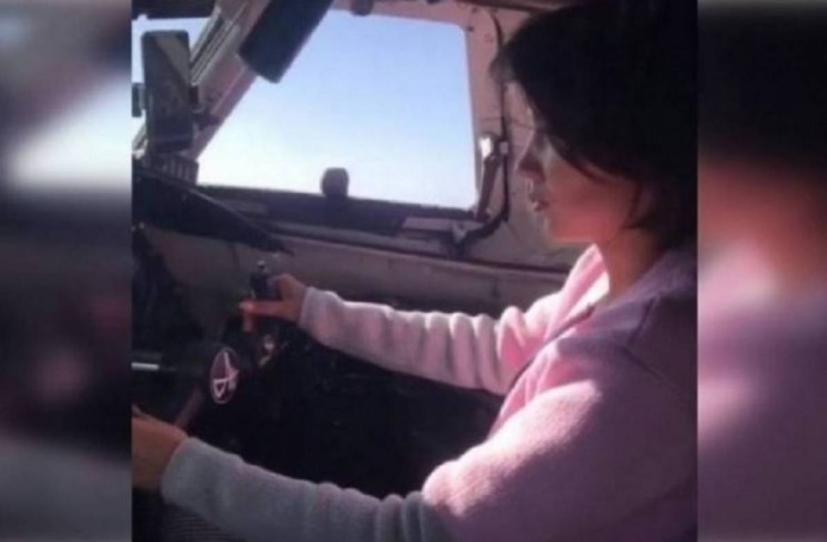 Ρωσία: Πιλότος έδωσε τη θέση του σε επιβάτιδα για να την εντυπωσιάσει (video)