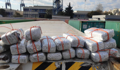 Εντοπίστηκαν 13 κιλά κοκαΐνη σε κοντέινερ με μπανάνες στο λιμάνι του Πειραιά