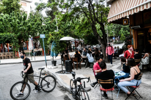 Κορονοϊός: Γέμισαν πλατείες και καφέ - Πού πήγαν οι Έλληνες μετά το lockdown