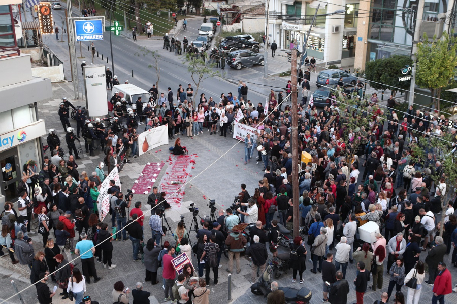 Άγιοι Ανάργυροι: Πλήθος κόσμου στο σημείο που δολοφονήθηκε η Κυριακή (Φωτογραφίες)