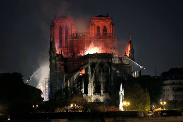 Παναγία των Παρισίων: Κάτοικοι και τουρίστες παρακολουθούν την καταστροφή ενός μνημείου 1.000 ετών