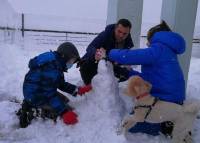 Ο Αλέξης Τσίπρας παίζει με τους γιους του στο χιόνι (Φωτογραφίες)