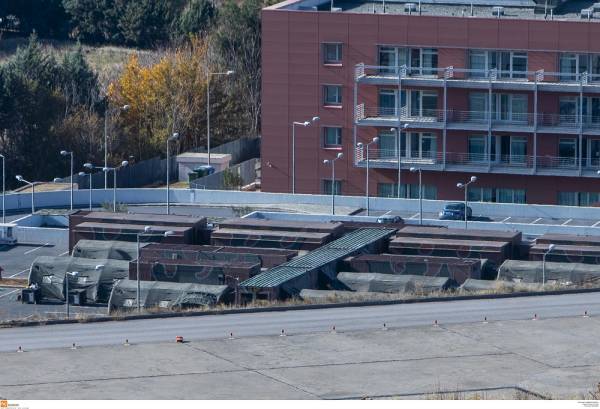 Κορονοϊός - Θεσσαλονίκη: Στήθηκε κινητό νοσοκομείο στο πάρκινγκ του 424 στρατιωτικού (photos)