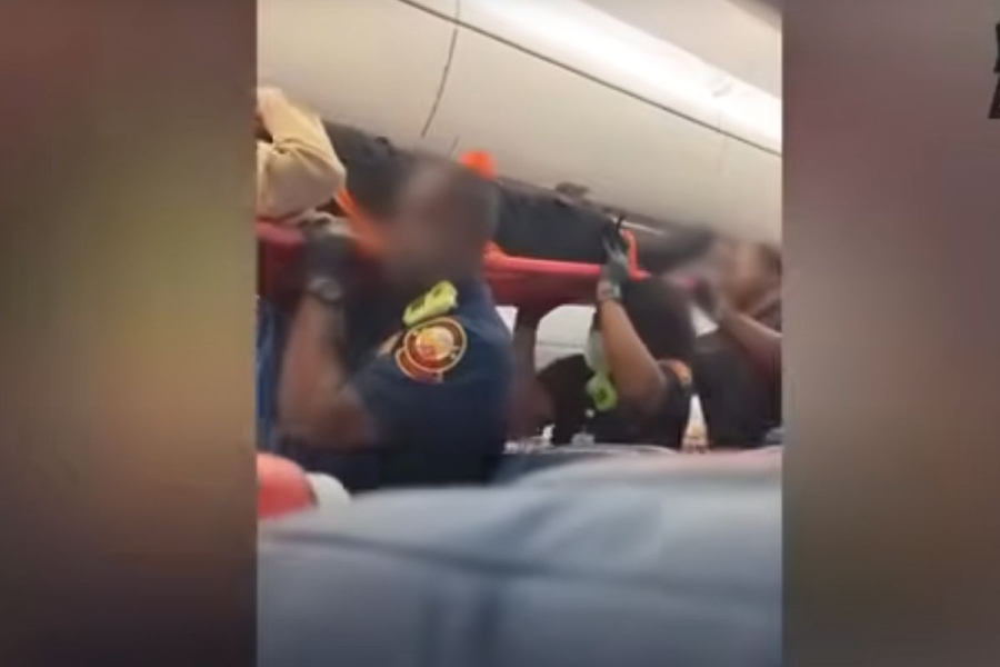 Τρομακτικό βίντεο από την πτήση με τους 11 τραυματίες από τις «έντονες αναταράξεις» - Έφευγαν με φορεία