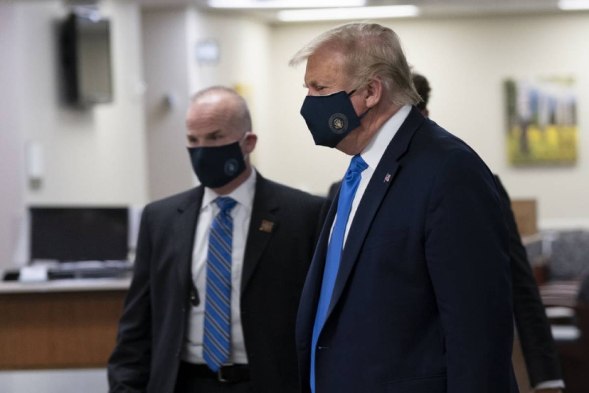 Ο Τραμπ λέει «όχι» στη μάσκα ενώ ο κορονοϊός σαρώνει τις ΗΠΑ