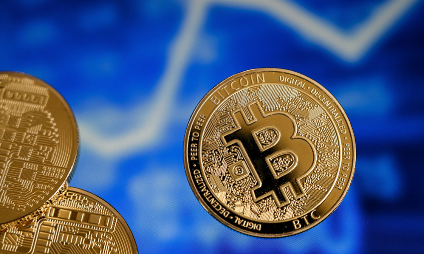 Bitcoin: Ανακάμπτει μετά τη μεγάλη «βουτιά» - Η πτώση άγγιξε το 17%