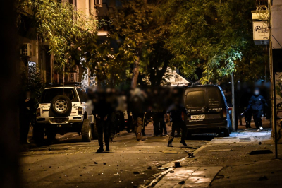 Νύχτα επεισοδίων στα Εξάρχεια: Επιθέσεις στα γραφεία του ΠΑΣΟΚ και στο υπουργείο Πολιτισμού