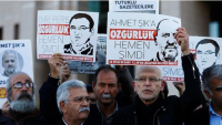 Τουρκία: Αποφυλακίστηκε ο δημοσιογράφος Σινάν Αϊγκούλ - Είχε συλληφθεί για διασπορά ψευδών ειδήσεων