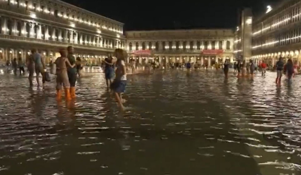 Βενετία: Σπανιότατη θερινή παλίρροια πλημμύρισε την πλατεία του Αγίου Μάρκου