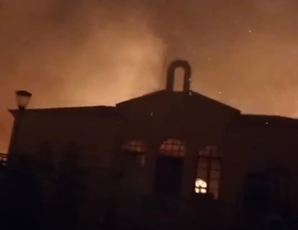 Φωτιά στη Ρόδο: Συγκλονιστικό βίντεο από τη φλεγόμενη εκκλησία στα Λάερμα