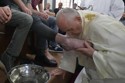 Ο πάπας Φραγκίσκος έπλυνε τα πόδια κρατουμένων στη φυλακή του Βελέτρι