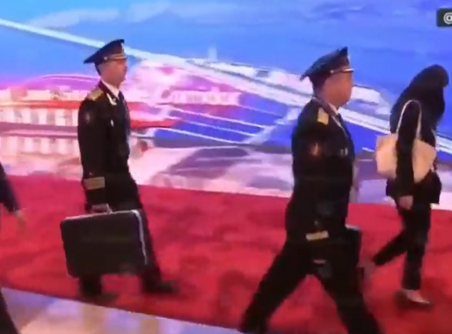 Τι είναι τα δυο «βαλιτσάκια» που μεταφέρουν οι στρατιωτικοί ακόλουθοι του Πούτιν στο Πεκίνο