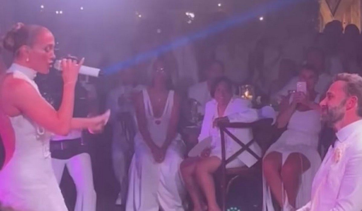 Jennifer Lopez: Μετέτρεψε τον γάμο της με τον Ben Affleck σε μίνι συναυλία (βίντεο)